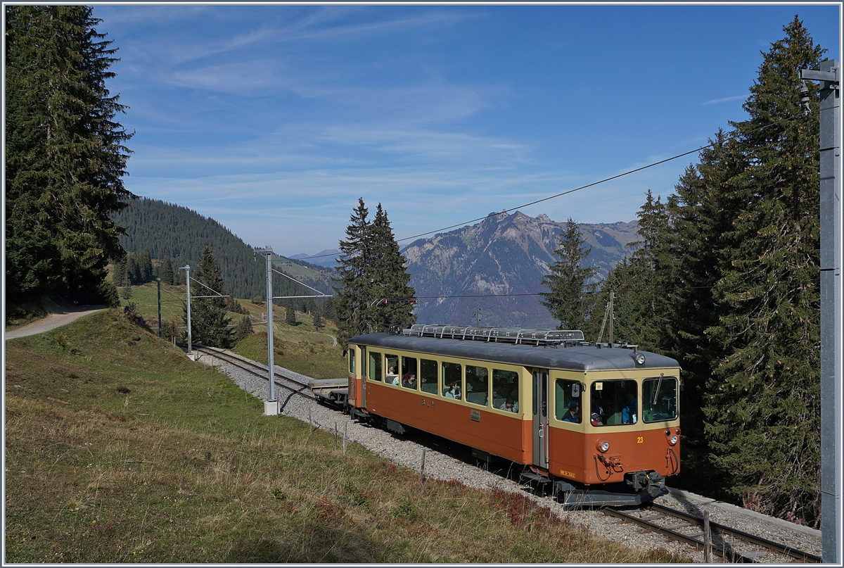 Bei Winteregg auf der Fahrt nach Mürren zeigt sich der BLM Be 4/4 23.

17. Okt. 2018