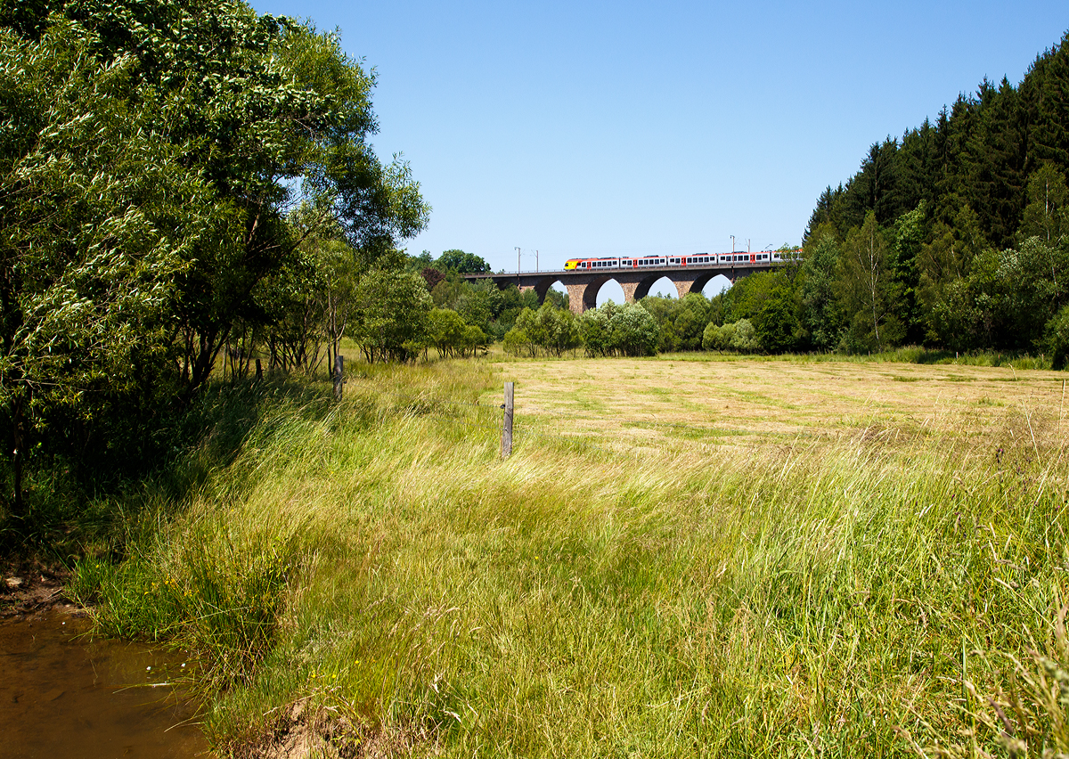
Bei wunderschönem Sonnenschein, aber recht windig...Ein 5-teiliger Stadler Flirt der HLB Bahn (Hessischen Landesbahn) fährt am 02.07.2015 als RE 99 (RE 40) Main-Sieg-Express (Gießen - Siegen) über den Rudersdorfer Viadukt in Richtung Siegen.  

Und wer ganz genau hinschaut kann unten links nach ein Bachforelle in dem Bach (die Weiß) entdecken ;-)