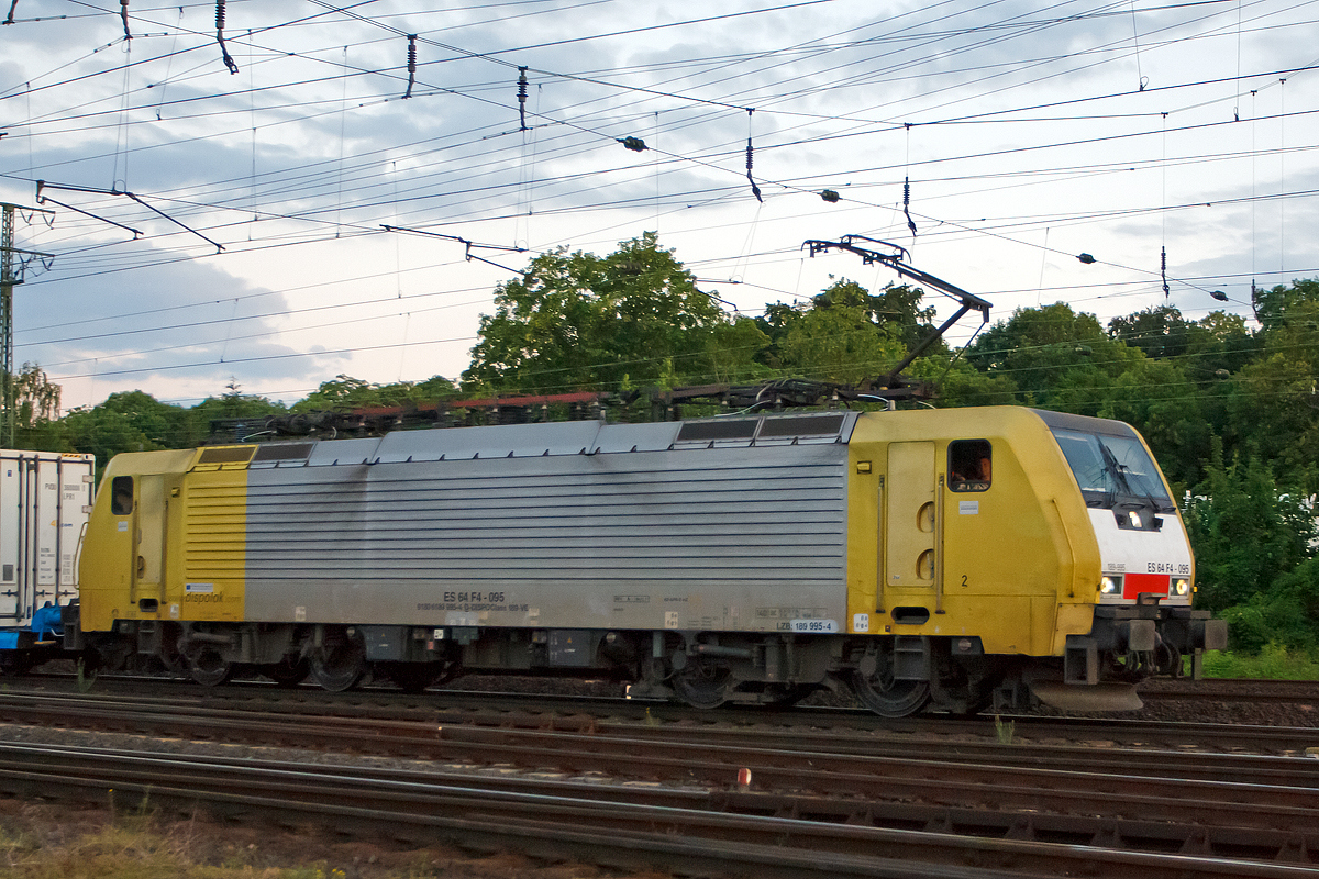 
Beim aller letzten Licht... 
Die MRCE Dispolok ES 64 F4-095 (189 995-4) f�hrt am 14.06.2014 mit einem Containerzug  durch Koblenz-L�tzel in Richtung Norden. Aufgenommen aus dem DB-Museum heraus (abgesicherter Bereich). 

Die Siemens EuroSprinter wurde 2003 von Siemens unter der Fabriknummer 20698 gebaut. Sie tr�gt NVR-Nummer 91 80 6189 995-4 D-DISPO Class 189 VE (VE = Zugsicherungssystem Paket f�r Deutschland, �sterreich, Italien, Slowenien, Kroatien und Niederlande), die EBA-Nummer EBA 00A23E 002.

Die BR 189 (Siemens ES64F4) hat eine Vier-Stromsystem-Ausstattung. Sie ist in allen vier in Europa �blichen Bahnstromsystemen einsetzbar. Bei 15 kV und 25 kV hat sie eine Stundenleitung von 6.400 kW und eine H�chstgeschwindigkeit von 140 km/h. 