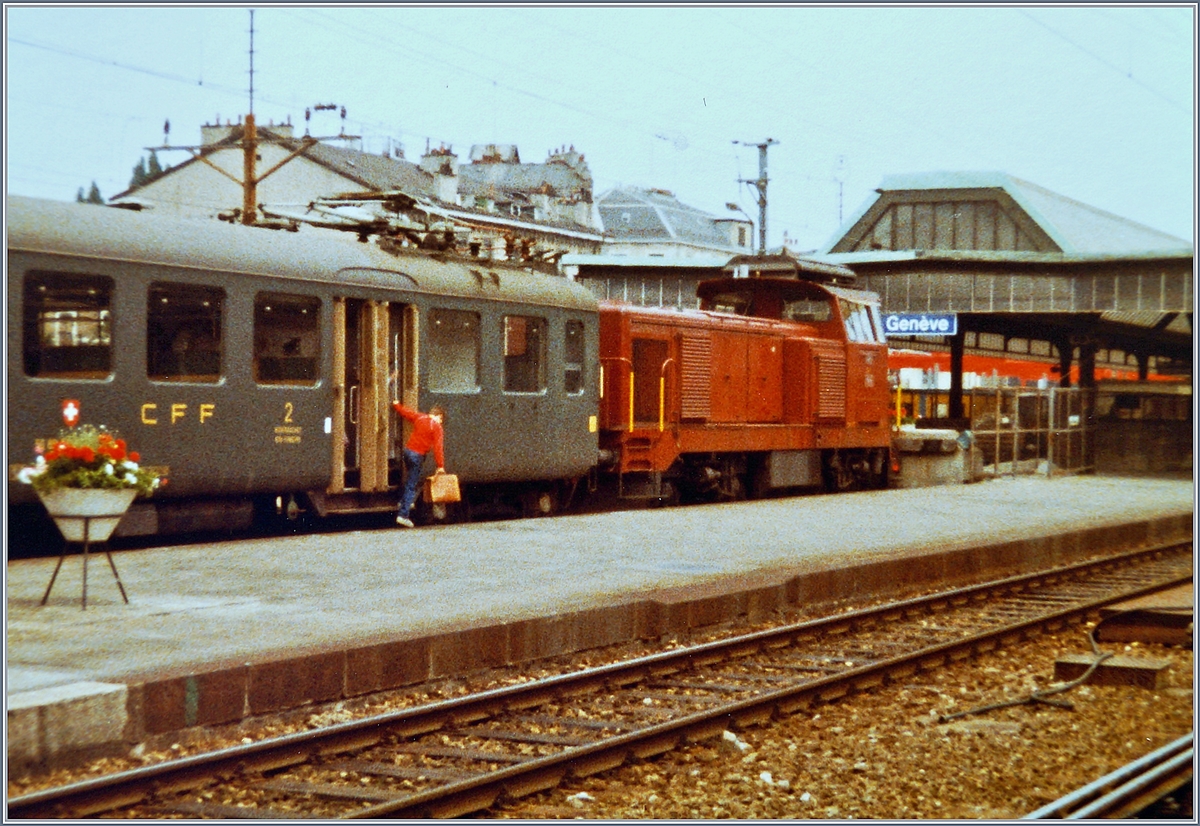 Beim Ausfall der Gleichstrompendelzüge standen Laufe der Jahre verschieden Triebfahrzeuge von SNCF und SBB im Einsatz. Neuerdings wurde sogar ein Personenwagen mit einem Pantographen ausgerüstet um bei der Traktion durch eine Diesellok (ohne Heizleitung) den Strom aus der Heizleitung beziehen zu können.

Im Bild die  Regionalzüge 4018 und 4019 von und nach La Plaine beim Wenden in Genève mit der Bm 4/4 18410 Seite Genève und einer weiteren Seite La Plaine.

17. Juni 1983