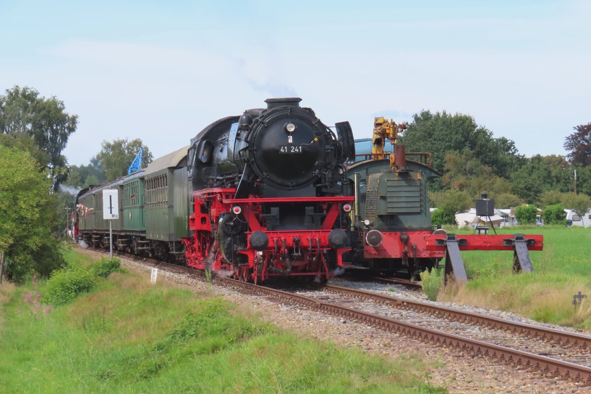 Beim Bahn�bergang in Lieren wurde am 3 September 2023 41 241 mit Dampfpendelzug w�hrend Terug naar Toen 2023 fotografiert.