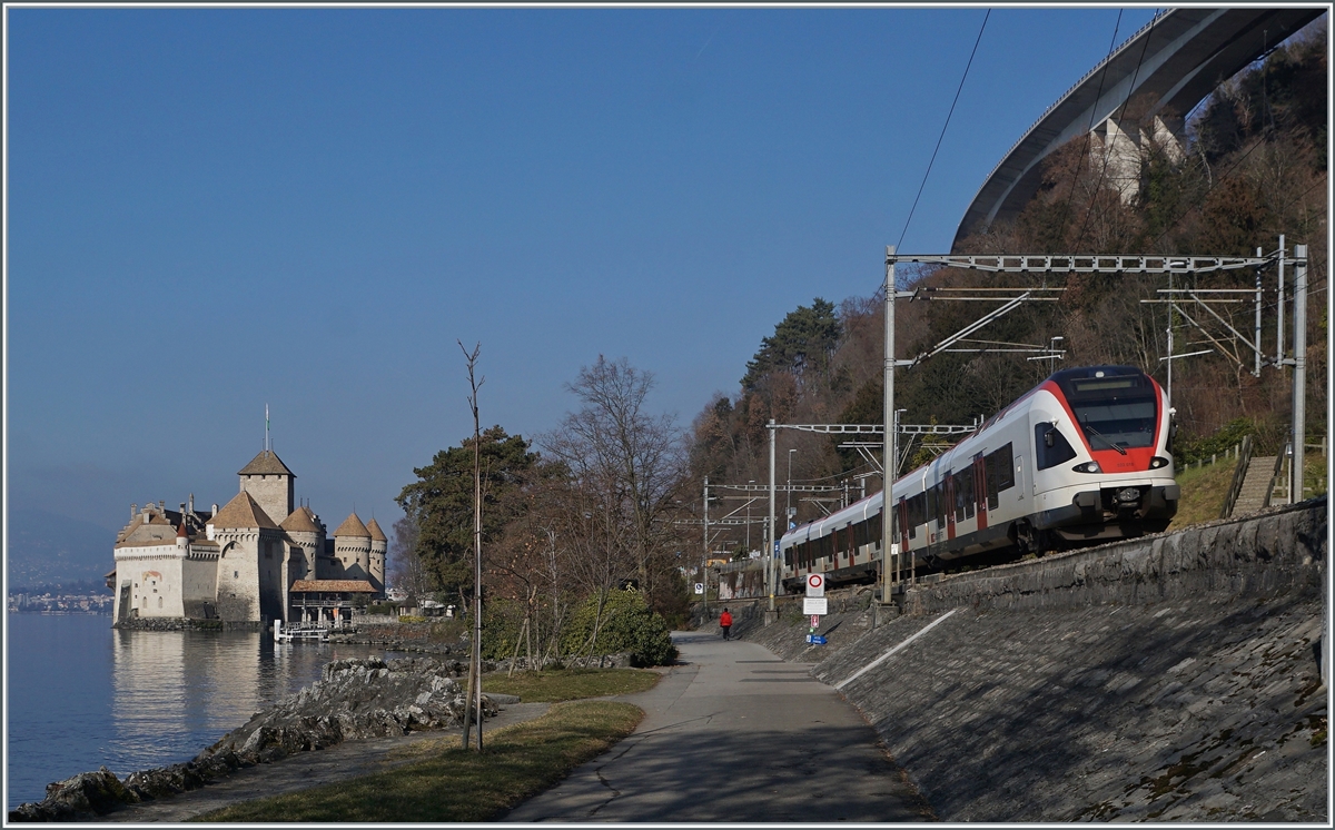Beim Château de Chillon ist der SBB RABe 523 018 auf dem Weg in Richtung Lausanne.

24. Januar 2022