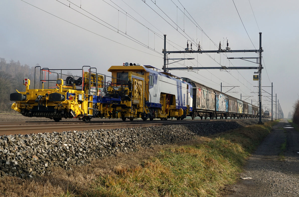Beim Fotografieren von G�terz�gen lohnt sich auch ab und zu noch ein Blick auf den Zugschluss. Am 15. Januar 2019 konnte bei �nsingen ein Schienenschleifwagen von MATISA beobachtet werden.
Foto: Walter Ruetsch 