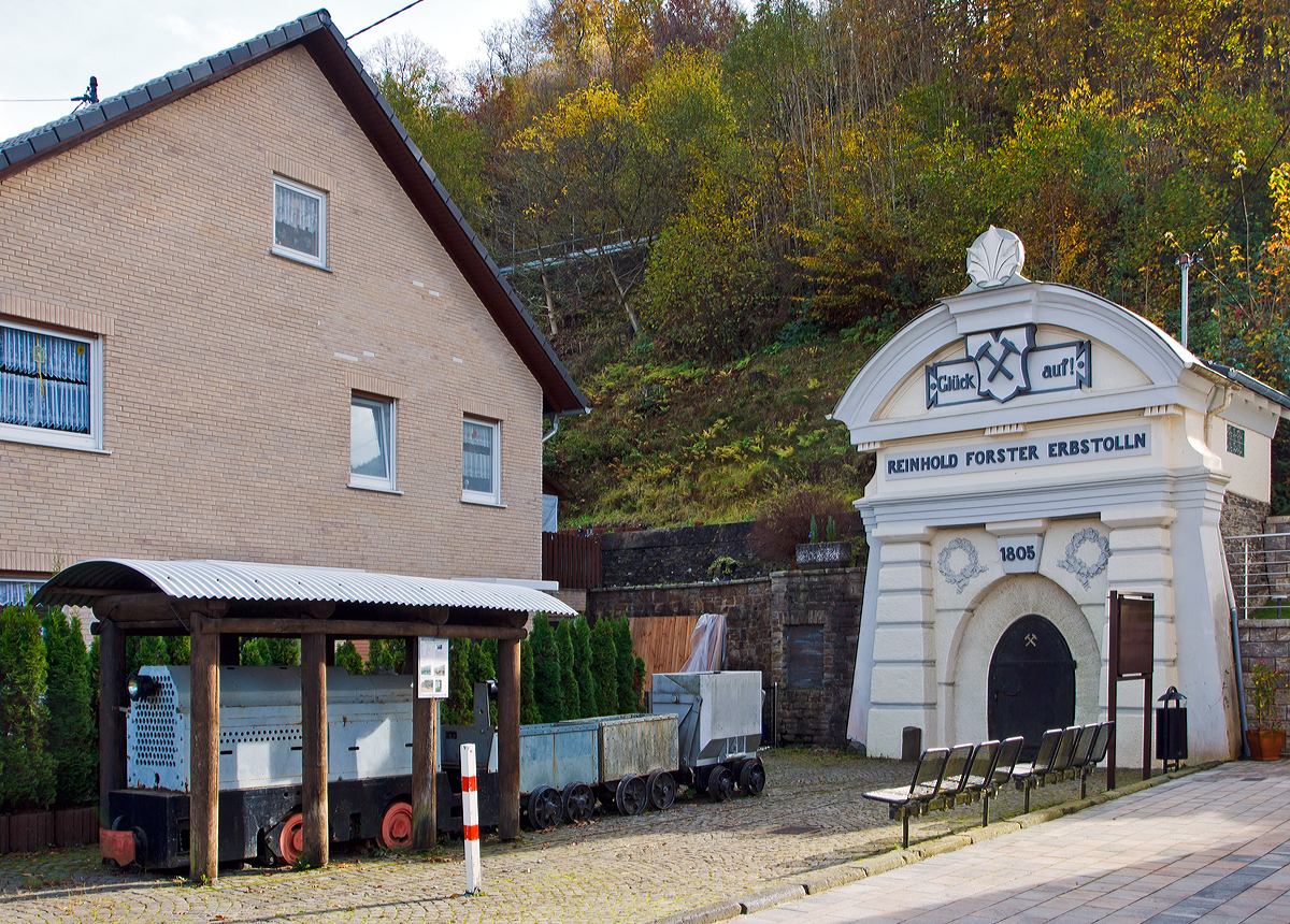 Beim Reinhold Forster-Erbstollen in Siegen-Eiserfeld steht (nicht gerade fotogene) eine Ruhrthaler G32 / KLM 7 (= Kriegsmotorenlokomotive) Gruben-Diesellokomotive mit drei Loren (26.10.2014).

Die Lok wurde 1950 von der Ruhrthaler Maschinenfabrik Schwarz & Dyckerhoff KG in Mülheim/Ruhr unter der 2874 gebaut an die zur Fried. Krupp in Essen gehörige Grube Laubach (Margaretenschacht) in Weilburg geliefert. Nachdem die Gruben alle zur Barbara Rohstoffbetriebe GmbH aufgingen, kam die Lok später zur Grube Waldhausen in Weilburg und war bis 1981 im Einsatz. Von dort fuhr sie dann mit beladenen Loren auch zum Verladegerüst beim Bahnhof Weilburg/Lahn, wo die Loren in Staatsbahnwaggons entladen wurden.
Im Jahr 1986 kam sie dann zum Besucherbergwerk Reinhold Forster-Erbstollen.

Technische Daten:
Spurweite: 600 mm (500-750mm waren lieferbar)
Achsfolge: B
Länge: 4.050 mm
Achsabstand: 1.010 mm
Motor: wassergekühlter Dreizylinder-4takt-Reihen-Dieselmotor vom Typ Deutz A3M417 mit 5,768 Liter Hubraum
Motorleistung: 30 PS
Motornenndrehzahl: 700 U/min
Motorgewicht: 780 kg	
Getriebe: mechanisches 3-Gang-Getriebe
Zugkraft: 14,1 kN
Dienstgewicht: 6.800 kg
Höchstgeschwindigkeiten: 4,2 / 7 / 11 km/h
Kleinsterbefahrbarer Halbmesser: 10 m
Insgesamt gebaute Loks: 38
