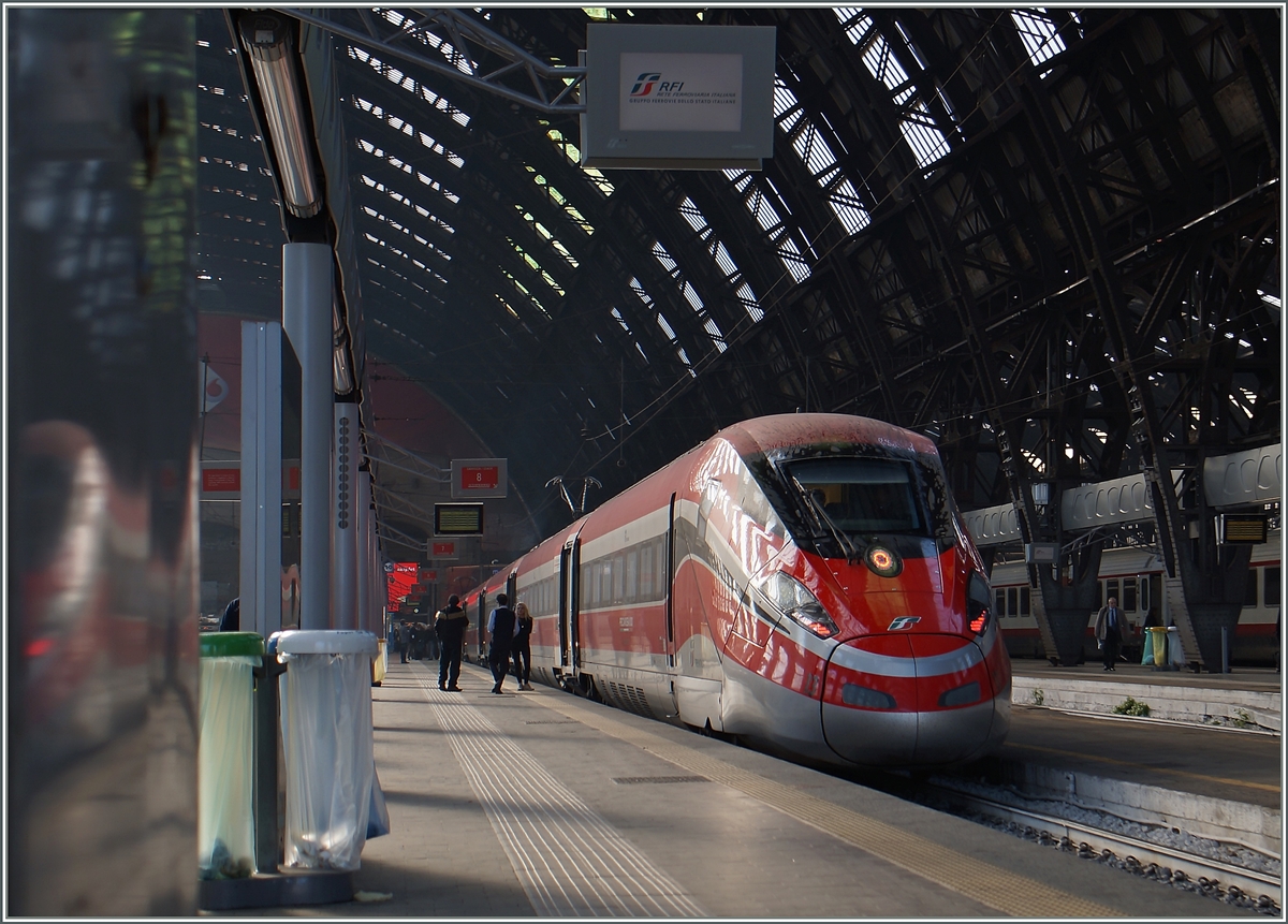 Beim Umsteigen in Milano konnte ich diesen Trenitalia ETR 400 fotografieren.
Die ETR 400 �bernehmen mehr und mehr von den ETR 500 die Non-Stop- Leistungen Milano-Roma.
10. Nov. 2015