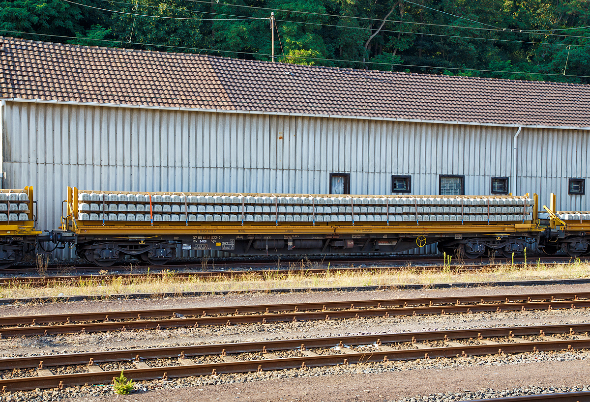 
Beladener Schwellenwagen der Schweerbau abgestellt am 14.07.2018 im Bahnhof Au (Sieg). Der Schwellenwagen besteht aus einem Drehgestell-Containertragwagen der Gattung Sgs (37 80 4541 022-2 D-WSG) und einem 8,7 t schweren Traggestell (Schwellenträger-Modul). Zwischen den einzelnen Wagen können im Baubetrieb Überfahrbrücken, für die Schwellen-Portalkrane vom Umbauzug, eingelegt werden. So können dann die Portalkrane über den ganzen Schwellenzug fahren, um Schellen zu entnehmen bzw. Alt-Schwellen wieder anzulegen, siehe http://hellertal.startbilder.de/bild/Deutschland~Unternehmen~Schweerbau/184517/schweizer-hightech-auf-der-kbs-445.html

Der Wagen ist eingestellt durch Waggonservice WSG mbH.

Technische Daten:
Spurweite: 1.435 mm
Länge über Puffer: 19.640 mm
Länge der Ladefläche: 18.400 mm
Drehzapfenabstand: 14.600 mm
Radsatzstand in den Drehgestellen: 1.800 mm
Raddurchmesser: 920 mm (neu) / 860 mm (abgenutzt)
Eigengewicht (Wagen): 18.500 kg
Gewicht des Ladegestells: 8.670 kg
Maximales Ladegewicht: 62,3 t (ab Streckenklasse C)
Max. Geschwindigkeit: 100 km/h (leer 120 km/h)
kleinster befahrbarer Gleisbogenradius: R 75 m (bei eingelegten Überfahrbrücken R 190 m)
Bremse: Ch-GP-A
Handbremse: Ja
