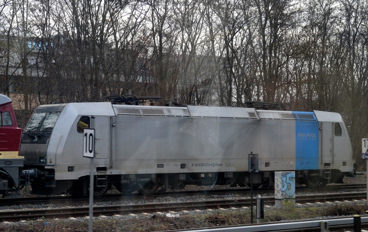 Belegbild am 01.12.15 durchs S-Bahnfenster, Railpoolmietlok 185 674-9 für die LEG im Einsatz abgestellt Berlin-Hermannstr.