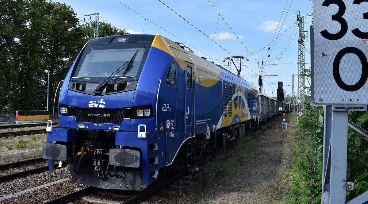 BELog Baustoffe- Entsorgung- Logistik GmbH & Co. KG, Langenau [D] mit der geleasten in evb Design beklebten ELP Eurodual Lok  159 229-4  [NVR-Nummer: 90 80 2159 229-4 D-ELP] und einem Ganzzug Drehgestell-Hochborwagen (mit Baustoff) beladen am 17.06.25 Durchfahrt Bahnhof Ruhland. Viele Grüße an den Tf.!!!!