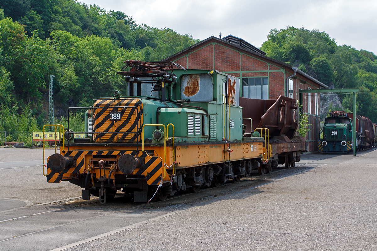 Bereits in den 1950er Jahren waren in Deutschland Zweikraftlokomotiven ein Thema....

Die Krauss-Maffei EM 07 Zweikraftlokomotive EH 389, ex EH 104, am 05.06.2011 im LWL-Industriemuseum Henrichsh�tte in Hattingen. Hier von der Elektroseite.

Die Lok wurde 1955 von Krauss-Maffei in M�nchen-Allach unter der Fabriknummer 18163 gebaut und an die EH - Gemeinschaftsbetrieb Eisenbahn und H�fen GbR in Duisburg-Hamborn als EH 104 geliefert.

Um auf ihrem mit 600 V Gleichspannung elektrifizierten Streckennetz schwere G�terz�ge zu bef�rdern sowie Rangierfahrten auf nicht elektrifizierten Streckenabschnitten durchf�hren zu k�nnen, ben�tigten die EH - Eisenbahn und H�fen robuste und schwere Industrielokomotiven mit Hybridantrieb. Bei der Wahl der Art des Hybrid-Antriebes wurde auf eine Kombination Oberleitung – dieselelektrischer Antrieb gesetzt. Deshalb entschieden sich Eisenbahn und H�fen f�r die Bestellung einer Lokomotive f�r Oberleitungs- und Dieselmotorantrieb.

Im Jahre1955 lieferten die Lokfabriken Jung (Typ ED 80 t) und Krauss-Maffei (Typ EM 07) jeweils drei Versuchslokomotiven an die EH. Die Anforderungen an den Lieferanten waren folgende:
• sehr kr�ftiger Rahmen zur unproblematischen Aufnahme von Beanspruchungen durch seitliche oder frontale Zusammenst��e,
• Mittelf�hrerstand mit zwei diagonal angeordneten Fahrst�nden mit besten Sichtverh�ltnissen,
• gute Ger�uschd�mpfung des Dieselmotors sowie
• 80 t Dienstgewicht und so gering wie m�gliche Achsentlastungen.

Bei den Probefahrten �berzeugte jedoch die Lokomotive vom Typ ED 80 t von Jung, so erhielt Jung den Auftrag zur Fertigung der Serie von insgesamt 64 weiteren Exemplaren und die drei Loks von Krauss-Maffei vom Typ EM 07 blieben Einzelst�cke.

Die Hybridlokomotive mit dem kombinierten Antrieb als Elektrolokomotive und mit dieselelektrischem Antrieb, waren bis Anfang der 2000er Jahre im Einsatz. 

