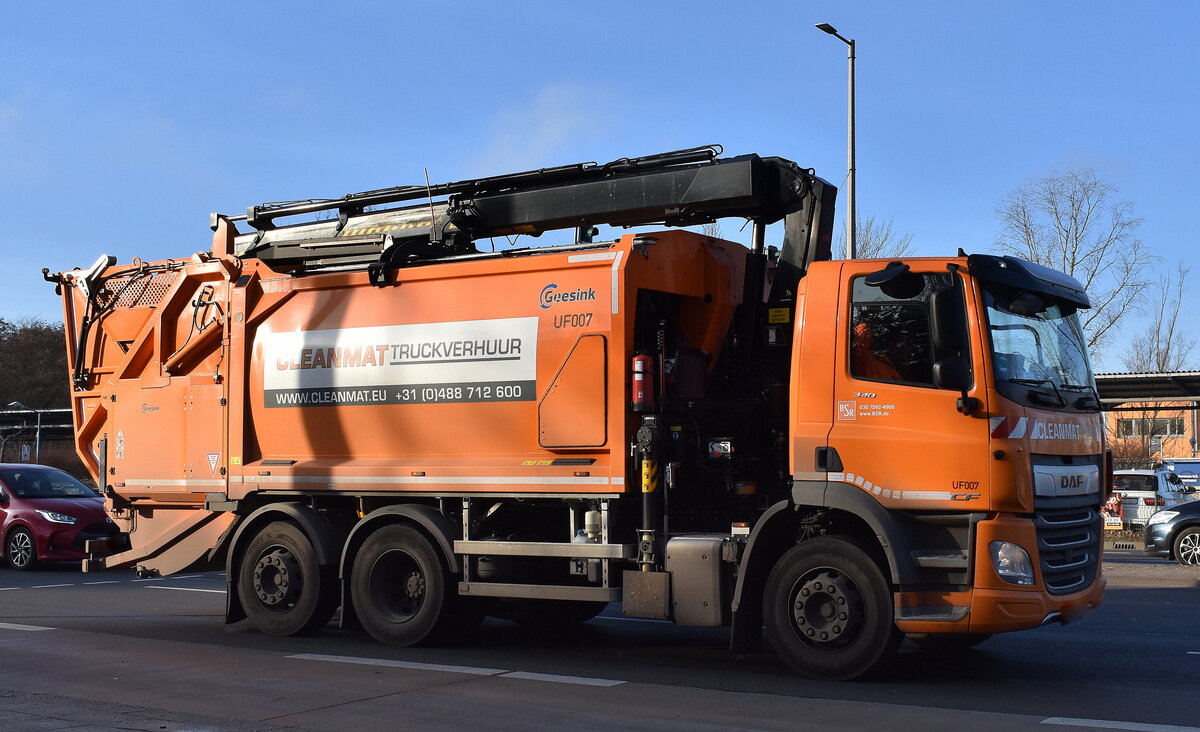 Berliner Stadtreinigung mit einem DAF CF 340 (BSR UF007) CLEANMAT Entsorgungsfahrzeug mit Aufbau der Fa. Geesink am 15.12.25 Berlin Marzahn. 