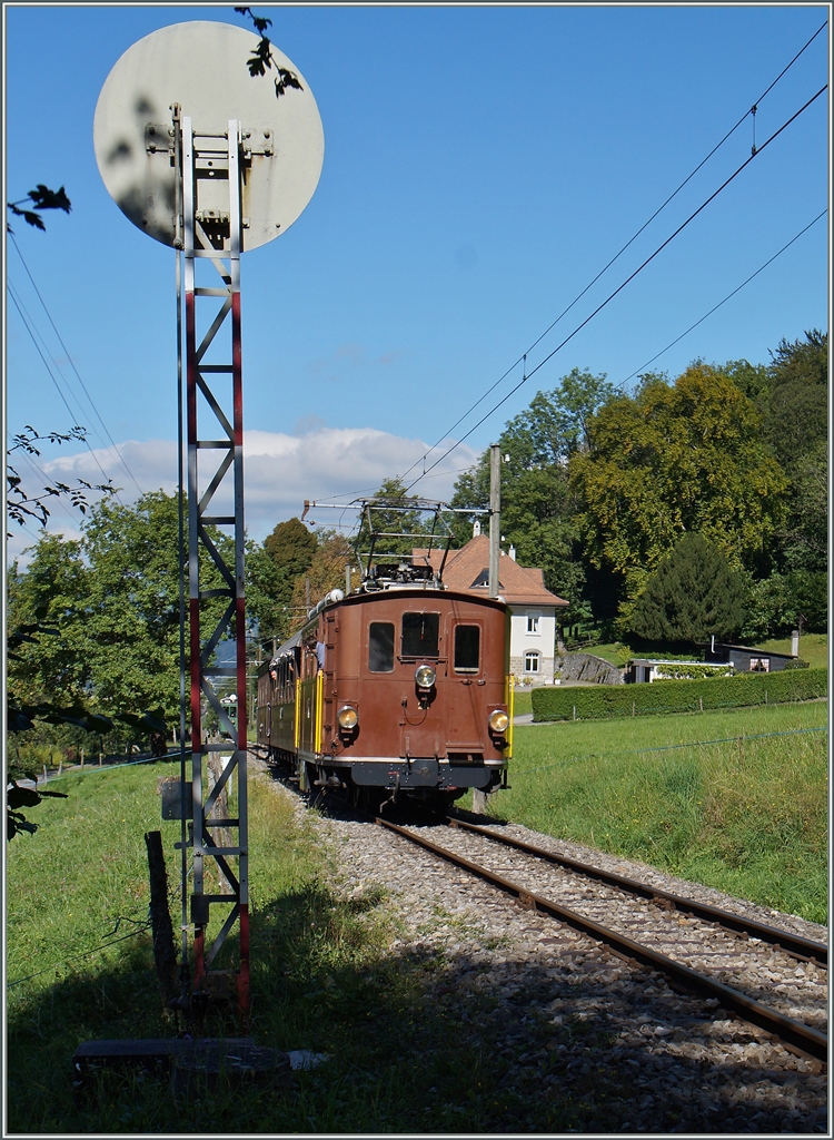  BERNE EN FETE  bei der Blonay Chamby Museumsbahn - der eigentliche Star war jedoch die kleine BOB HGe 3/3 N� 29 die hier vor dem Einfahrtsignal in Chaulin auf die Weiterfahrt wartet. 
13. Sept. 2014