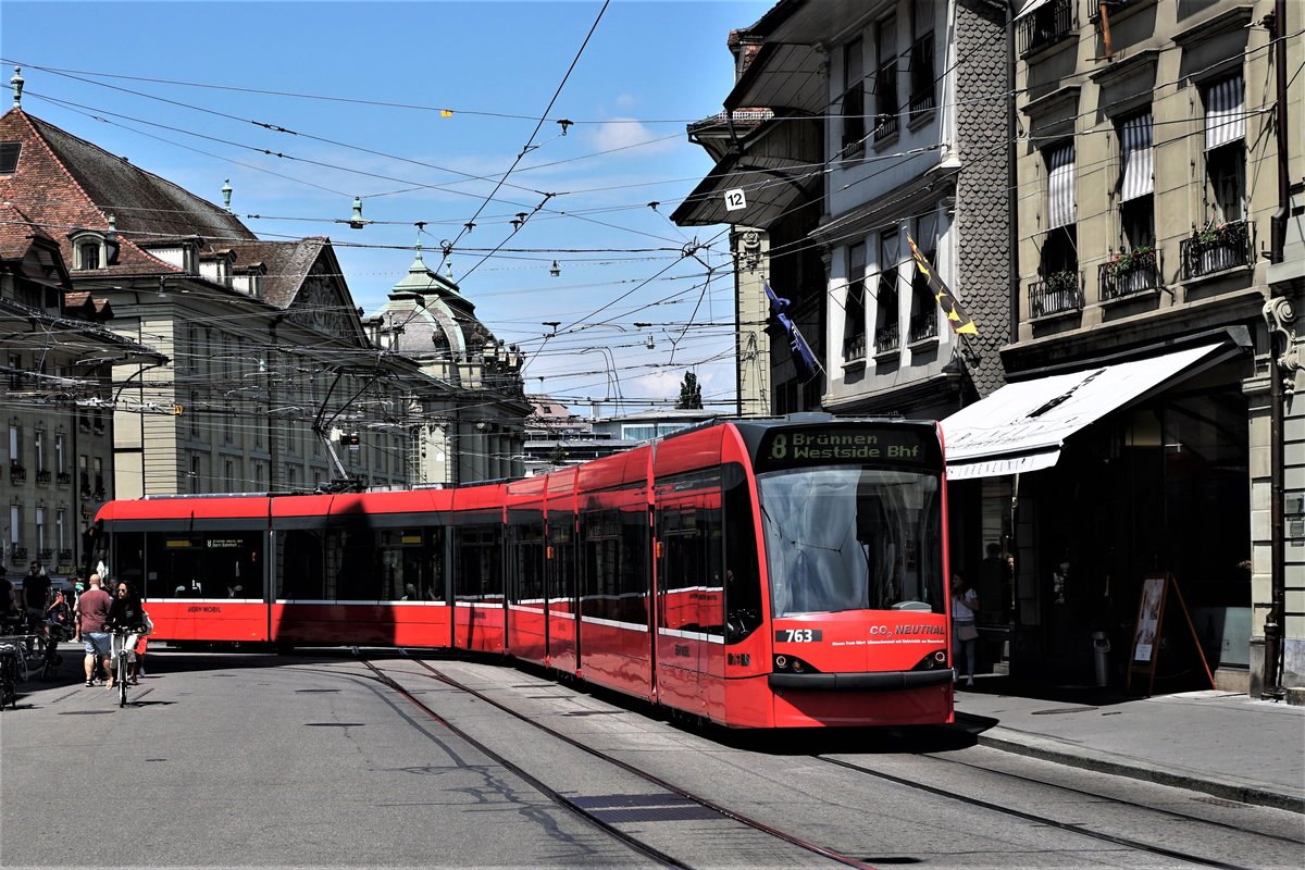 BERNMOBIL.
Die drei in der Stadt Bern verkehrenden Strassenbahntypen:
Das Siemens Combino Tram VL aus dem Jahre 2002 steht auch noch in einer k�rzeren Version im Einsatz.
Einfahrt in die Station Zytglogge am 15. Juni 2018.
Foto: Walter Ruetsch
