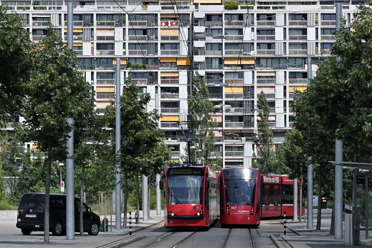 BERNMOBIL.
Tramlinie 8. 
Kreuzung zweier Tramzüge nach Brünnen Westside Bahnhof und Saali vom 15. Juni 2018.
Foto: Walter Ruetsch