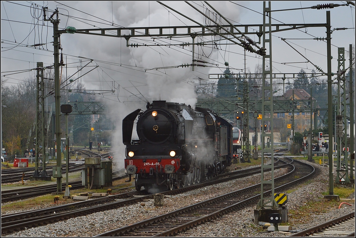 Besuch der Grande Dame 241-A-65 in Konstanz.

Einfahrt nach Konstanz. Dezember 2015.