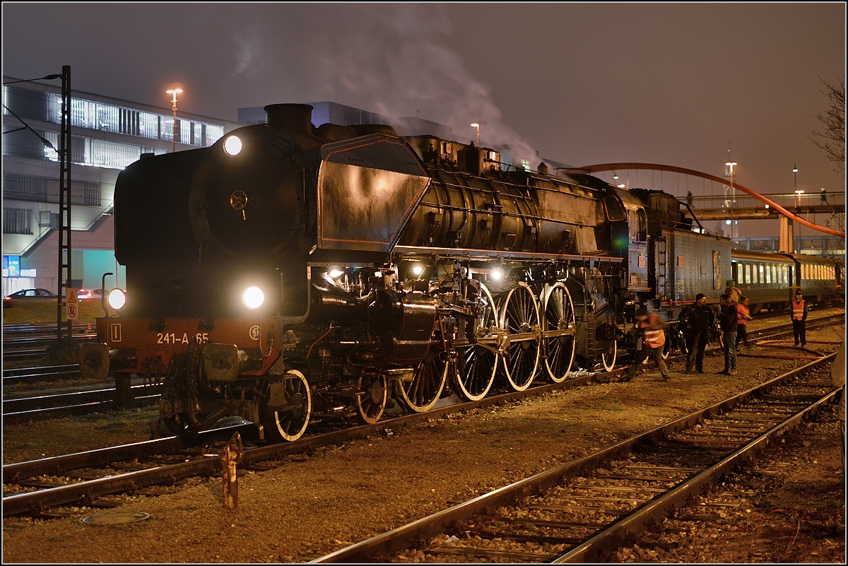 Besuch der Grande Dame 241-A-65 in Konstanz.

Erst nach über 2 Stunden ist die Lok endlich gedreht und nun kann der Durst gelöscht werden. Dezember 2015.