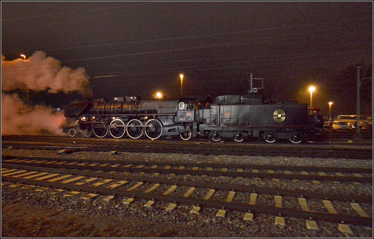 Besuch der Grande Dame 241-A-65 in Konstanz.

Kreuzen, damit man nach Kreuzlingen Hbf fahren kann. Dezember 2015.
