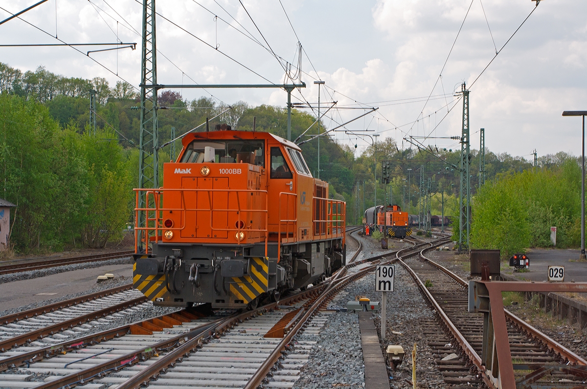 
Betzdorf/Sieg den 25.04.2014: 

Hinten wartet die  Lok 42 (92 80 1277 902-3 D-KSW) der KSW (Kreisbahn Siegen-Wittgenstein), eine MaK G 1700 BB, mit einem sehr schweren Coil-Güterzug mit ca. 30 Wagen, das sind etwa 2.000 t. Darum muss die Die Lok 44 (92 80 1271 004-4 D-KSW) eine MaK G 1000 BB aus Herdorf kommen um Schubhilfe zu leisten.

Die Lok 42 wurde 2001 unter der Fabriknummer 1001108 bei Vossloh gebaut, die Lok 44 wurde 2003 unter der Fabriknummer 1001462 bei Vossloh gebaut.
