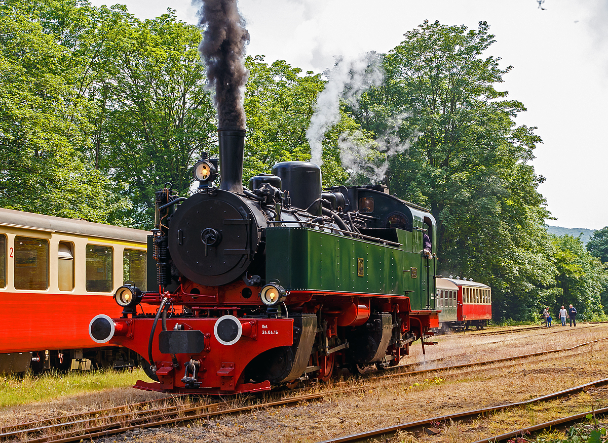 
Bevor sie wieder den Zug nach Oberzissen anhängen kann, geht es erst zum Wasserfassen und zur Bekohlung....Die BBn4vt 1.000 mm Malletdampflok 11sm (sm = schwere Mallet) der Brohltalbahn ragiert am 24.05.2015 im Bahnhof Bohl-Lützing/Rhein (BE).   

Die Lok 11sm wurde 1906 von Humboldt in Köln-Kalk unter der Fabriknummer 348 gebaut, und von da an zusammen mit ihren Schwestern 10 sm und 12 sm bis 1965 auf der Brohltalbahn eingesetzt. Die letzte Fahrt der Lokomotive fand am 29.Januar 1966 vor einen bestellten Sonderzug für Eisenbahnfreunde statt. Am 25. April 2015 wurde die Wiederinbetriebnahme gefeiert und am  1.Mai 2015 verkehrte der erste planmäßige Zug mit Lok 11sm.
