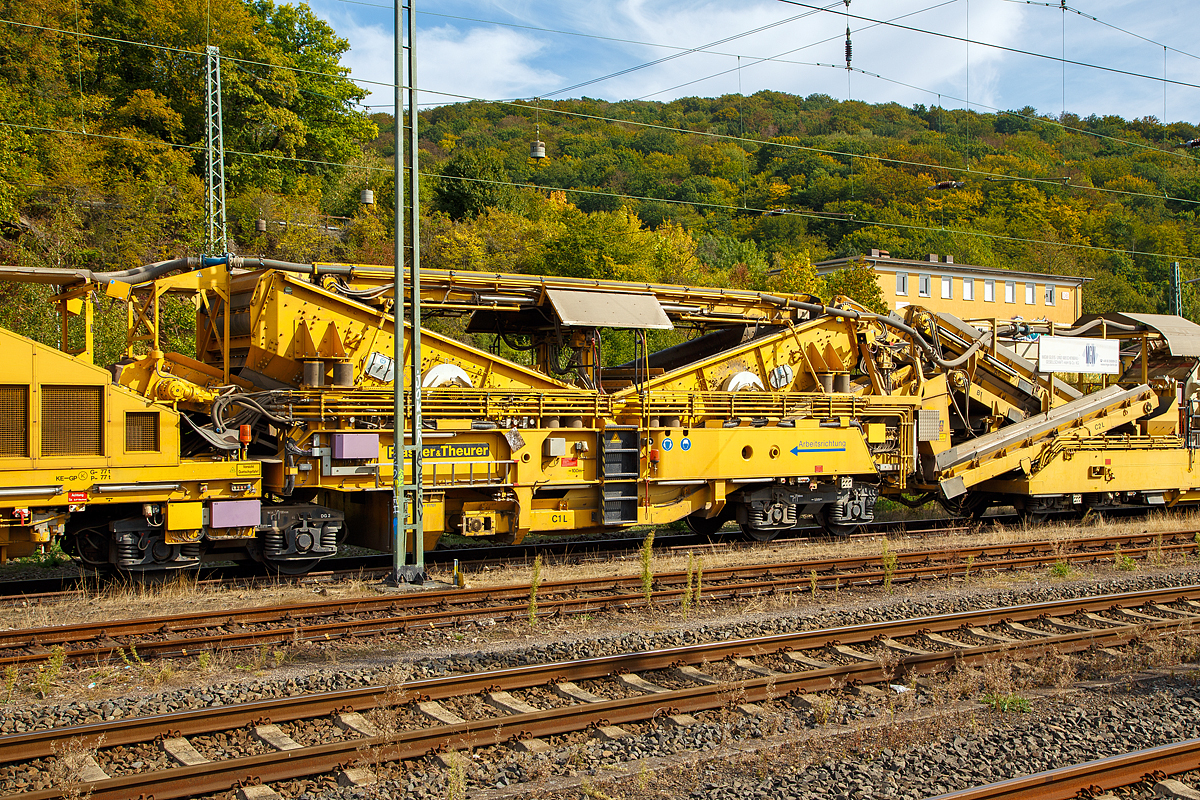 
Bild 4
Die Plasser & Theurer Bettungsreinigungsmaschine RM 95-800 W der MGW Gleis- und Weichenbau-Gesellschaft mbH & Co. KG (Berlin) ist am 20.09.2020 im Bahnhof Dillenburg abgestellt. Hier der Bereich der  Reinigungsmaschine Siebwagen.
Die Grundmaschine wurde 2010 von Plasser & Theurer unter den Fabriknummern 5221 bis 5224 gebaut, sie hat die VDM Nr. 99 80 9414 001-4 D-MWGB.