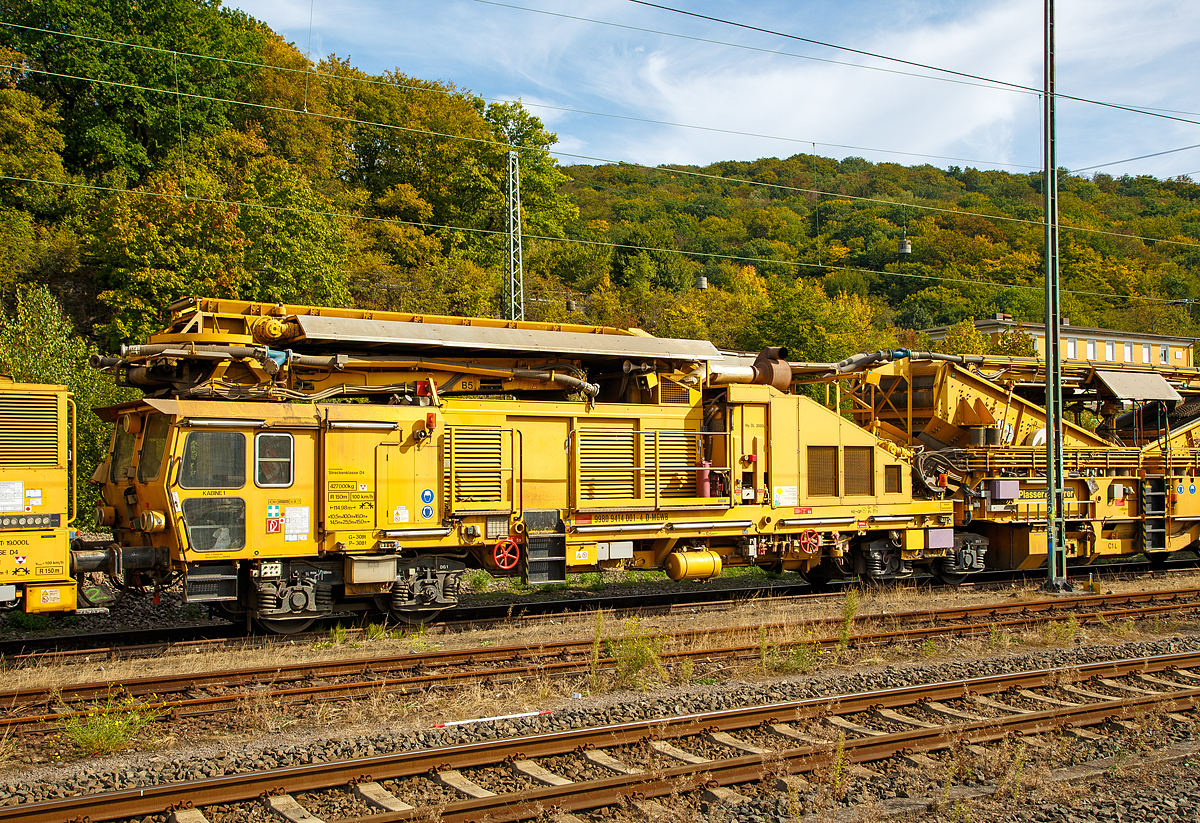 
Bild 5
Die Plasser & Theurer Bettungsreinigungsmaschine RM 95-800 W der MGW Gleis- und Weichenbau-Gesellschaft mbH & Co. KG (Berlin) ist am 20.09.2020 im Bahnhof Dillenburg abgestellt. Hier der Bereich der  Reinigungsmaschine Motorwagen.
Die Grundmaschine wurde 2010 von Plasser & Theurer unter den Fabriknummern 5221 bis 5224 gebaut, sie hat die VDM Nr. 99 80 9414 001-4 D-MWGB.
