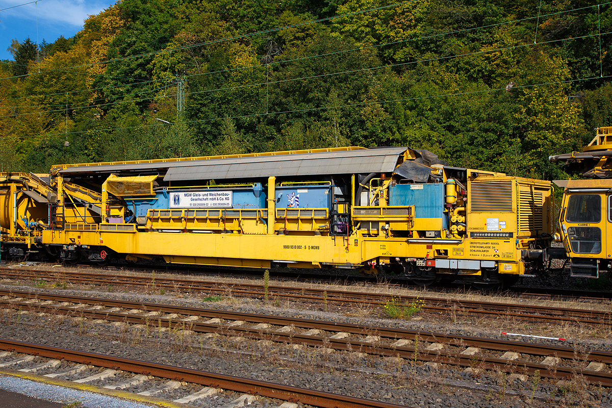 
Bild 6
Die Abwasserkläranlage 99 80 9510 002-5 D-MGWB zur Plasser & Theurer Bettungsreinigungsmaschine RM 95-800 W der MGW Gleis- und Weichenbau-Gesellschaft mbH & Co. KG (Berlin) ist am 20.09.2020 im Bahnhof Dillenburg abgestellt.

Die Abwasserkläranlage wurde 2010 von Plasser & Theurer  unter der Fabrik Nr. 5225 gebaut.

TECHNISCHE DATEN:
Eigengewicht: 65.000 kg
Länge über Puffer: 21.240 mm
Drehzapfenabstand: 16.000 mm
Kleister befahrbarer Gleisbogen: R 150 m
Höchstgeschwindigkeit (geschleppt): 100 km/h