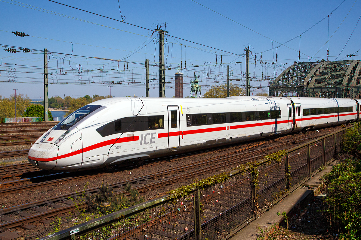 
Bild 7:
Als ICE 610 von München Hbf nach Dortmund Hbf, verlässt der zwölfteilige (Konfiguration K3s) ICE4 Triebzug (Tz) 9004 (93 80 5812 004-0 D-DB ff.) am 21.04.2019 den Hauptbahnhof Köln.
Hier der:
Wagen-Nr. 14 – Apmzf antriebsloser 1. Klasse Steuerwagen 93 80 0812 004-1 D-DB.
