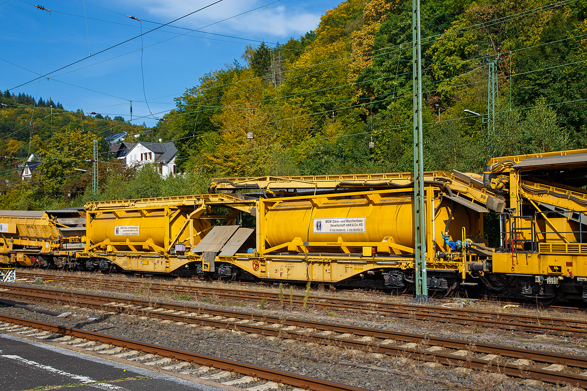 
Bild 7
Der Wasserwagen 37 88 4961 099-1 D-WSG (aufgebaut auf einem Wagen der Gattung Sggmrss 90') zur Plasser & Theurer Bettungsreinigungsmaschine RM 95-800 W der MGW Gleis- und Weichenbau-Gesellschaft mbH & Co. KG (Berlin) ist am 20.09.2020 im Bahnhof Dillenburg abgestellt.

TECHNISCHE DATEN:
Eigengewicht: 27.160 kg (ohne Tanks und Aufbauten)
Länge über Puffer: 29.590 mm
Drehzapfenabstand: 2 x 11.995 mm
Kleister befahrbarer Gleisbogen: R 75 m
Höchstgeschwindigkeit : 100 km/h (S) / 120 km/h (SS)
Max. Ladegewicht: 107 t (ab Streckenklasse D bei S-Verkehr) / 92 t (ab Streckenklasse C bei SS-Verkehr)