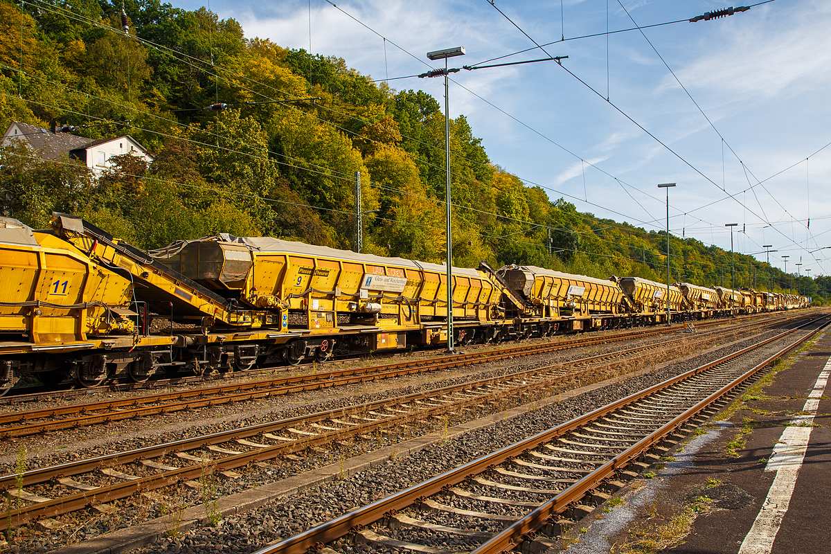 
Bild 8
Die Plasser & Theurer Bettungsreinigungsmaschine RM 95-800 W der MGW Gleis- und Weichenbau-Gesellschaft mbH & Co. KG (Berlin) ist am 20.09.2020 im Bahnhof Dillenburg abgestellt.
Hier ein Überblick über die fast gesamte Zuglänge. Von links nach rechts bestehend aus einigen Materialförder- und Siloeinheit MFS 100, Wasserwagen 37 88 4961 099-1 D-WSG, Abwasserkläranlage 99 80 9510 002-5 D-MGWB und der eigentlichen Bettungsreinigungsmaschine RM 95-800 W (99 80 9414 001-4 D-MWGB), sowie am Zugende noch der Schutzwagen 3999 010-6 der Gattung Res.
