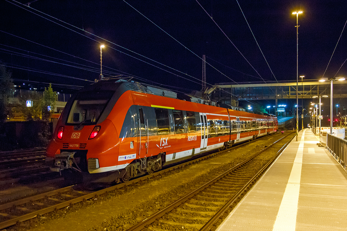 
Bild aus der Hand....
Der vierteilige Bombardier Talent 2 - 442 758/ 442 258  der DB Regio NRW hat im Hbf Siegen am 17.09.2018 bereits Nachtruhe. 