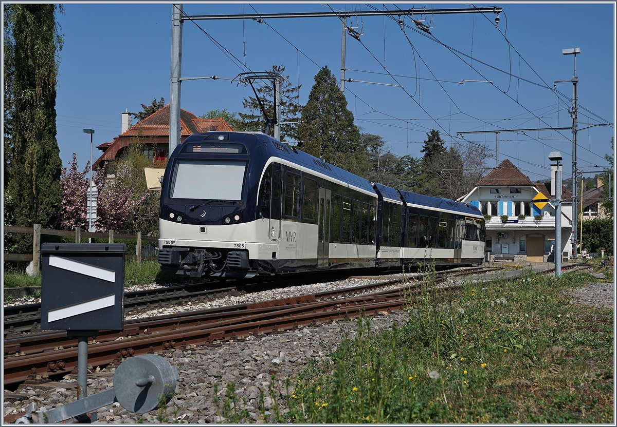 Bis mitte 2019 gab es noch selten sporadische Einsäzte von ABDe 8/8 in den HGV-Züge am Morgen Mittag und Abend, seither werden praktisch alle Leistungen im Lokalverkehr von den ABeh 2/6 gefahren und die ABDe 8/8 stehen in Zweisimmen. 

Im Bild der in Fontanivent einfahrende ABeh 2/6 7505. 

13. April 2020