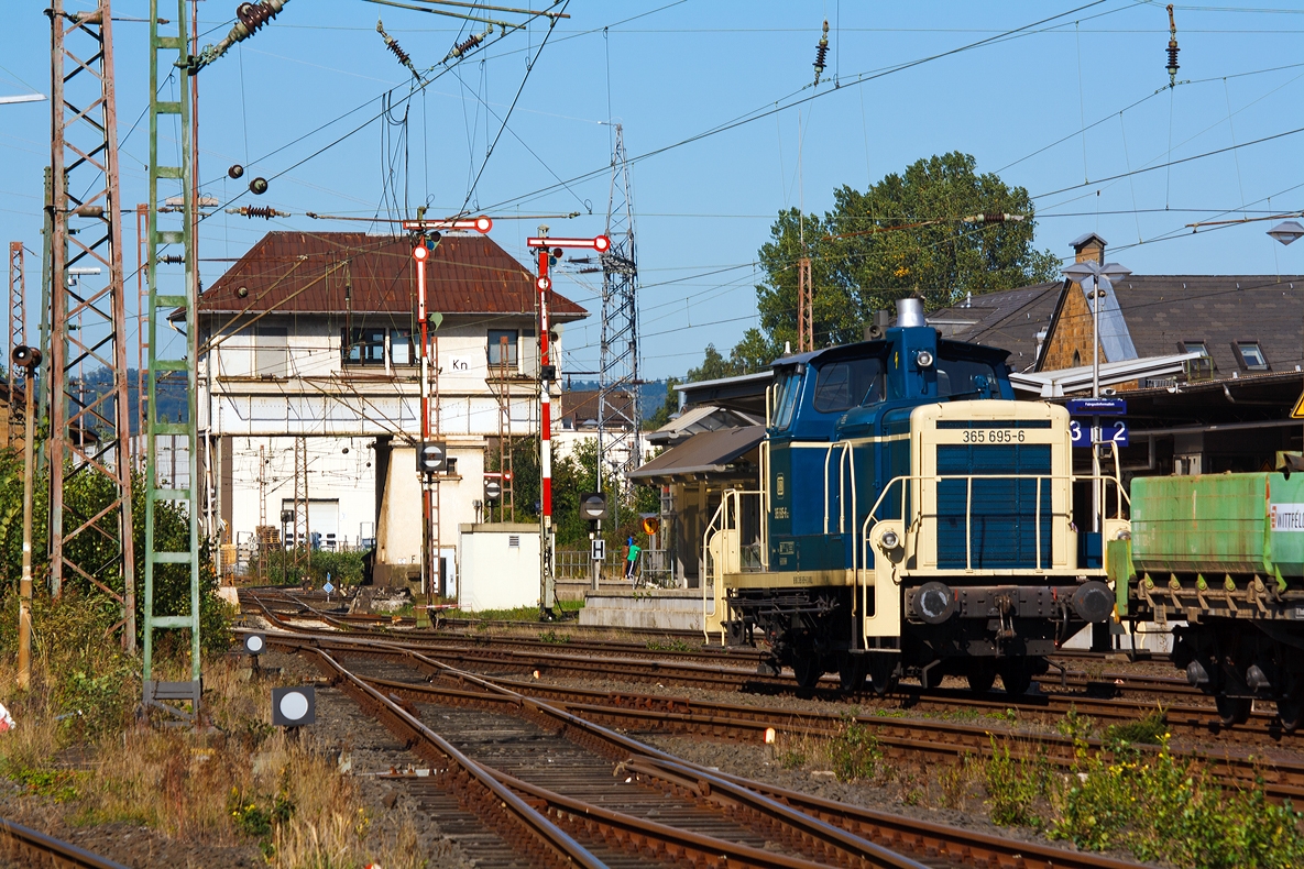 Blick auf das 1931 gebaute Reiter-Stellwerk Kreuztal Nord (Kn) am 29.09.2013. 

Vorne rechts steht die 365 695-6 der Aggerbahn (Andreas Voll e.K., Wiehl), ex DB V 60 695, ex DB 261 695-1 sowie ex DB 361 695-0.