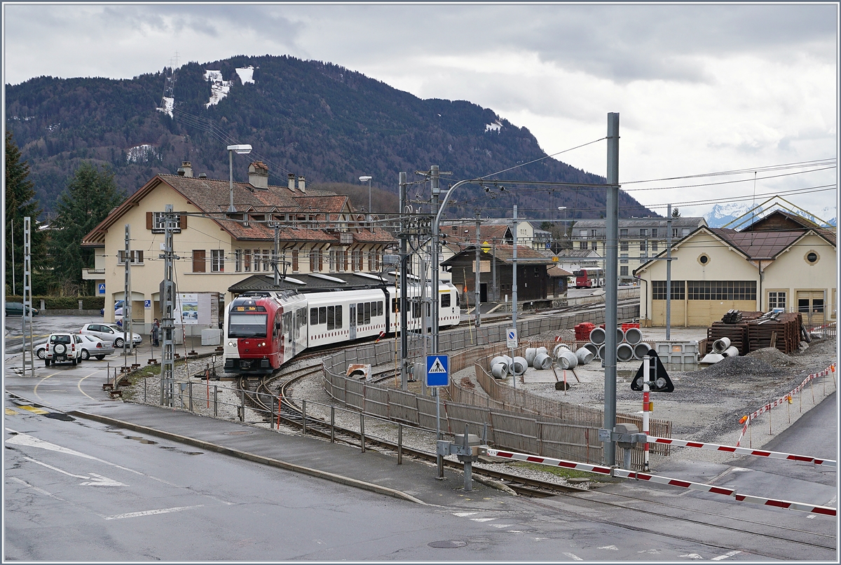 Blick auf den  alten  Bahnhof von Châtel St-Denis, welcher in Kürze wohl vollständig entfernt wird, wird doch hier die umgelegte Kantonsstrasse vorbeiführen. 

Im Bild ein nach Bulle ausfahrender TPF Regionalzug.

10. März 2019