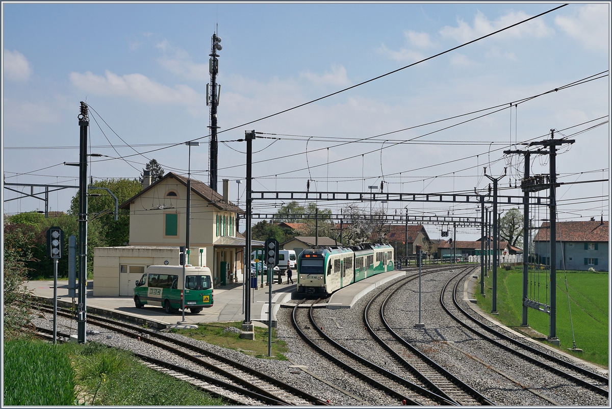 Blick auf den Bahnhof von Apples mit einem Regionalzug von Morges nach Bière. Die Strecke im linke Bildteil führ nach L'Isle. 

11. April 2017