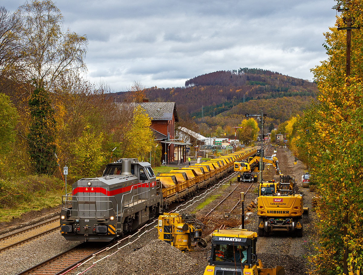 
Blick auf den Bahnhof Herdorf am 02.11.2020. Am Sonntag den 01.11.2020 war auf der Baustelle Ruhetag, heute wird wieder gearbeitet, der Oberbau von Gleis 4 wurde heute Morgen demontiert, nun hat der Aushub vom Schotterbett begonnen. Auf Gleis 2 steht die Vossloh G 12 „Karl August“ 92 80 4120 001-7 D-KAF der KAF Falkenhahn Bau AG mit einem Kippwagenzug (Kippwagen MK 45 DH „LW-Kipper“, der Gattung Rlps), der mit dem Aushub (Altschotter) beladen wird. Der Altschotter  wird später zum Recycling nach Bochum abgefahren.

Übrigens, die Lok trägt den Namen des Firmengründers Karl August Falkenhahn, der die Baufirma 1919 in Kreuztal gründete.

