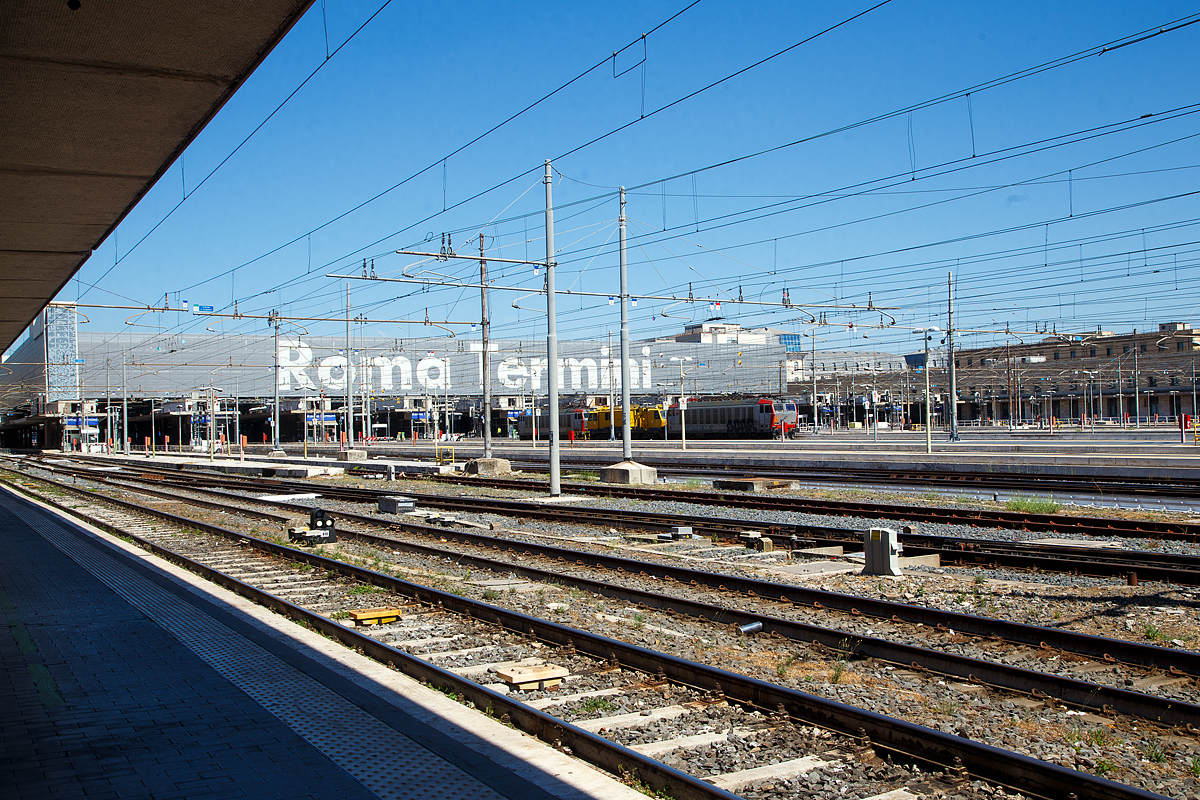 Blick auf die Gleisanlagen vom Bahnhof Roma Termini am 14.07.2022.

Der Bahnhof Roma Termini ist der Hauptbahnhof in Rom. Es handelt sich um einen Kopfbahnhof im Stadtquartier Esquilino mit Fernverkehrsanbindung. Der Zutritt zu den Gleisanlagen ist ohne Fahrkarte nicht m�glich.

In der Mitte steht ein RFI (Rete Ferroviaria Italiana) Diesel-Diagnosefahrzeug SIRTER 2.0 bzw. D.165.005 (99 83 9 165 005-3 I-RFI) zwischen den beiden Tigern 652 091-6 und 652 138-5 der Mercitalia Rail S.r.l..