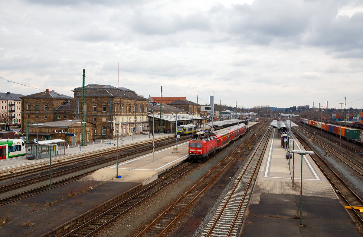 
Blick auf den Hauptbahnhof Hof (Saale) am 27.03.2016. Heute wieder Durchgangsbahnhof in Oberfranken, lange (von 1945 bis 1990) war der Hofer Bahnhof Grenzbahnhof, zwischen der DDR und der BRD. Bakanntheit erlangte der Bahnhof auch, als ab dem 1. Oktober 1989 hier die ersten Prager Botschaftsflüchtlinge ankamen.  Die Züge von Prag fuhren über Dresden und Karl-Marx-Stadt bis nach Hof.
