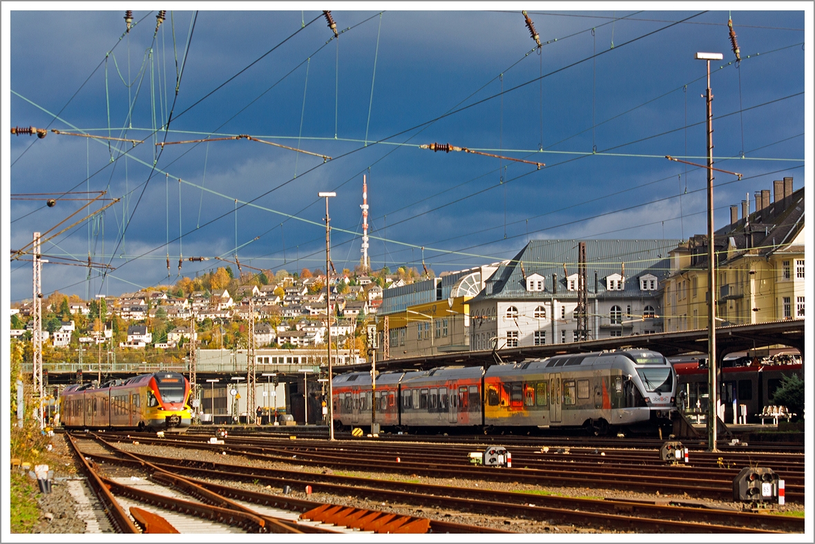 Blick auf den Hauptbahnhof Siegen am 09.11.2013, bei besonderem Licht: 
Links der abgestellter 3-teilige Stadler FLIRT 427 041 / 427 541 der HLB (Hessischen Landesbahn), rechts am Gleis 4 steht der 3-teilige Stadler FLIRT  ET 23 004 der Abellio Rail NRW als RE 16  Ruhr-Sieg-Express  (Siegen-Hagen-Essen) zur Abfahrt bereit.
