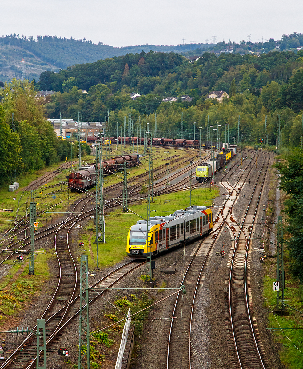 Blick auf den Rangierbahnhof (Rbf) Betzdorf/Sieg (von der Br�cke in Betzdorf-Bruche)........
Der VT 263 (95 80 0648 163-3 D-HEB / 95 80 0648 663-2 D-HEB) ein Alstom Coradia LINT 41 der HLB (Hessische Landesbahn), rangiert ungew�hnlich am 20.09.2021im Rbf Betzdorf (Sieg). Im Bereich der Abstellgruppe des Rbf Betzdorf (Sieg) finden z.Z. Bauarbeiten statt.

Hinten hat die α 185 603-8 (91 80 6185 603-8 D-ATLU) einen leeren G�terzug abgestellt. 

Rechts sieht man das zweigleisige Hauptgleis der Siegstrecke.