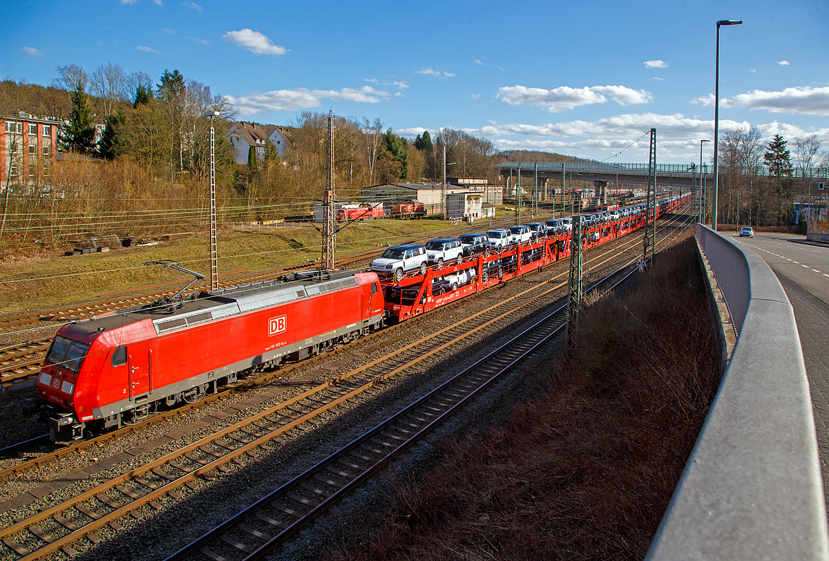 Blick auf den Rangierbahnhof (Rbf) Kreuztal am 23.02.2022, vorne hat die 185 053-6 (91 80 6185 053-6 D-DB) der DB Cargo AG mit einem sehr langen Autotransportzug Hp 0. Der Güterbahnverkehr in Richtung Hagen staute sich etwas in Kreuztal, da die Ruhr-Sieg-Strecke entlang der Lenne (durchs Sauerland) an diesem Tag nur eingleisig befahrbar war. 

Die Wagen von dem Autotransportzug waren Doppelstock-Autotransportwagen der Gattung Laaeffrs 561 (25 80 4382 xxx-x D-ATG) der DB Cargo Logistics GmbH (ex ATG Autotransportlogistic GmbH). 

Die TRAXX F140 AC1 wurde 2002 von Bombardier Transportation GmbH in Kassel unter der Fabriknummer 33461 gebaut.