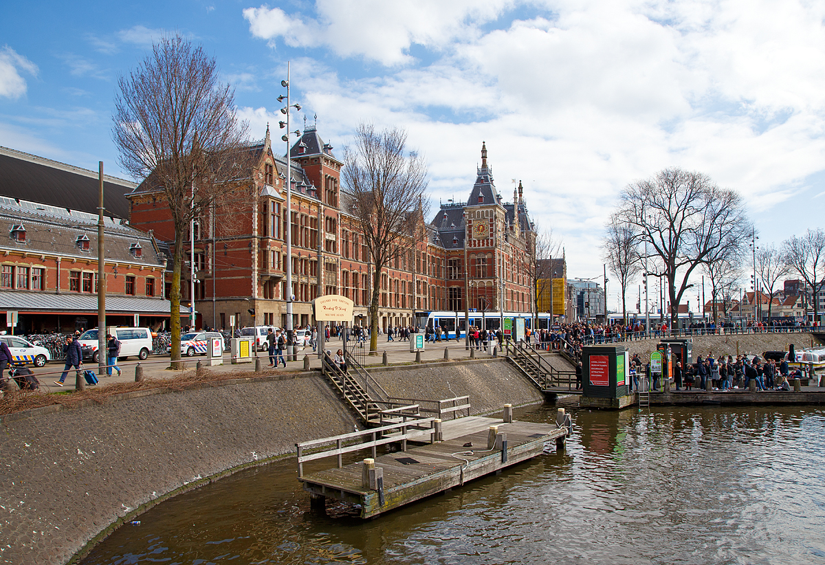 
Blick auf das schmucke Empfangsgebäude vom Bahnhof Amsterdam Centraal am 31.03.2018.