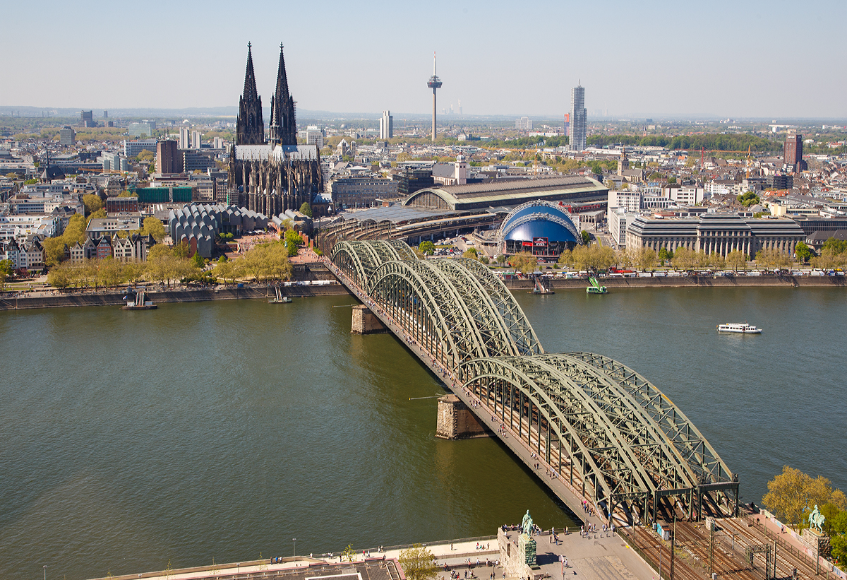 
Blick von der Aussichtsplattform der KölnTriangle Panorama in Köln-Deutz auf den Dom, Hauptbahnhof und die Hohenzollernbrücke am 21.04.2019.
Bedingt durch Bauarbeiten auf der Hohenzollernbrücke gab es auch wenig Zugverkehr über diese.

