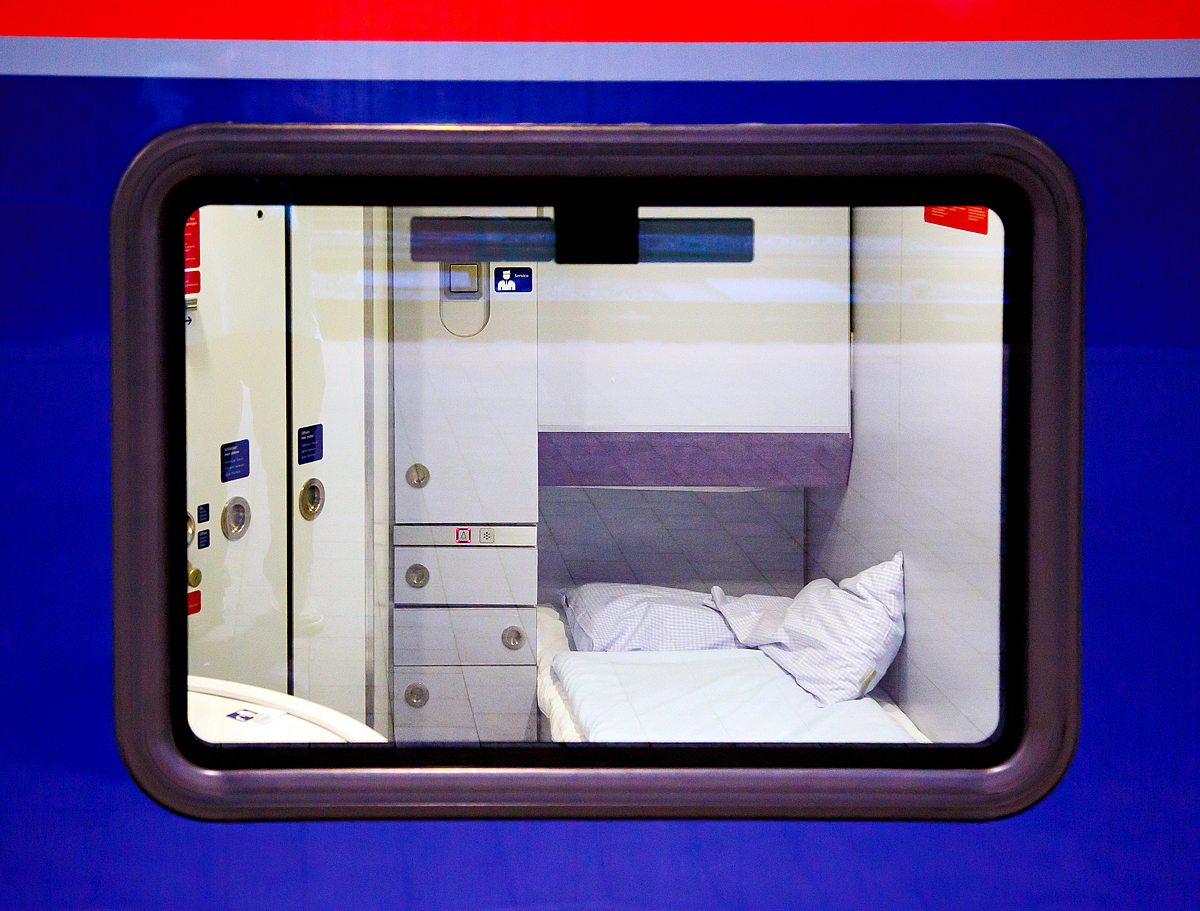 
Blick vom Bahnsteig in ein Zweibettabteil im Unterstock von dem �BB Nightjet Doppelstock-Schlafwagen A-�BB 61 81 76-94 215-8 WLBmz, am 21.05.2018, eingereiht im �BB Nightjet (NJ40470 / NJ 470), im Bahnhof Basel SBB.