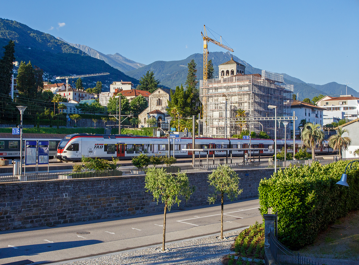 
Blick vom Balkon unseres Hotelzimmers den Bahnhof Locarno am 22.06.2016. Hier fährt gerade der sechsteilige Stadler FLIRT RABe 524 115 der TiLo (Treni Regionali Ticino Lombardia) als S20 in den Bahnhof ein. Italien wird dieser FLIRT als Eletro Treno Rapido (ETR 524) bezeichnet. Die TILO SA (Treni Regionali Ticino Lombardia) ist ein 2004 gegründetes Tochterunternehmen der SBB und der Trenitalia mit Sitz im schweizerischen Chiasso. TILO betreibt u.a. die S-Bahn Tessin. S40 
