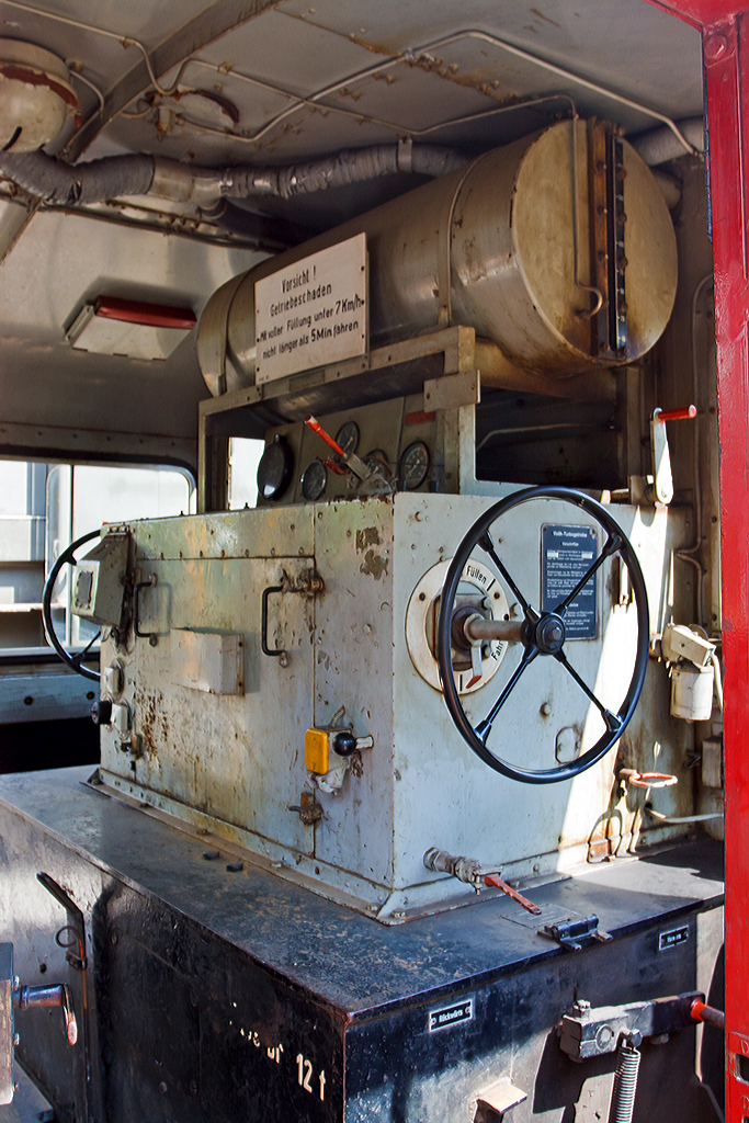 
Blick in den Führerstand der ex DB 323 842-5, ex DB Köf 6772, der Westerwälder Eisenbahnfreunde 44 508 e. V. steht am 18.05.2014 ausgestellt beim Erlebnisbahnhof Westerwald in Westerburg, hier war Museumstag.  
