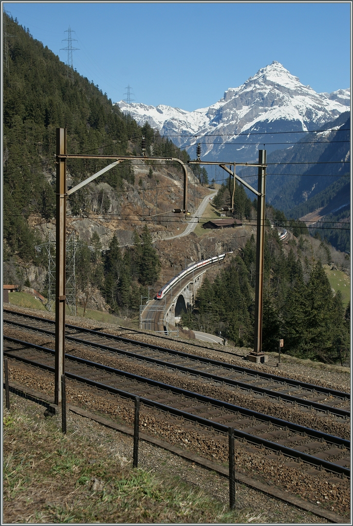 Blick von der obersten Ebene der Gotthardnordrampe bei Wassen au dei mittlere Meienreussbrücke mit einem ICN, der in wenigen Minuten am Fotografenstanort vorbeifahren wird.
14. März 2014
