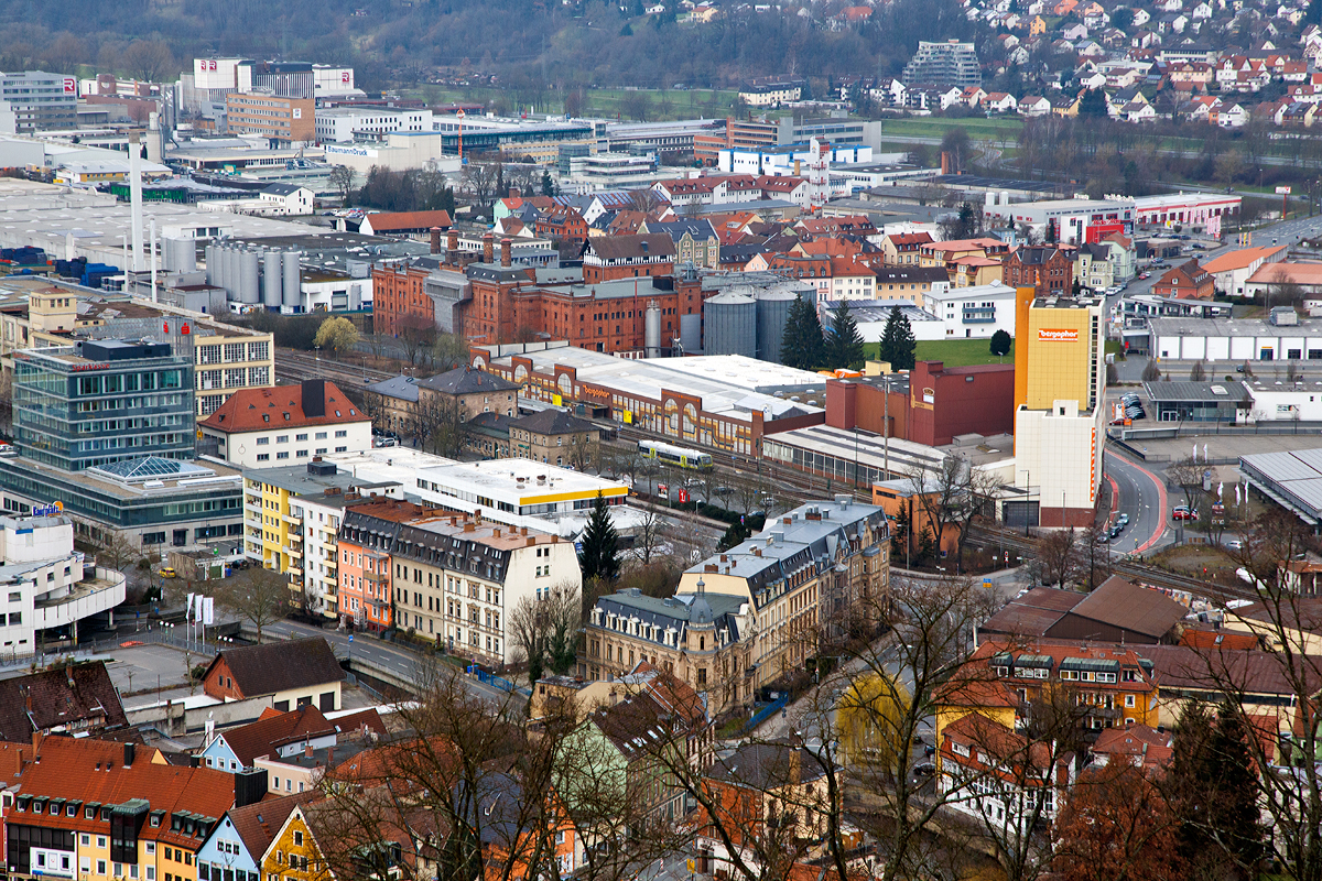 
Blick von der Plassenburg auf den Bahnhof Kulmbach (Oberfranken) am 27.03.2016, hier f�hrt gerade der VT 650.708 (95 80 0650 708-0 D-AGIL) ein Stadler Regio-Shuttle RS1 der agilis Verkehrsgesellschaft mbH & Co. KG weiter in Richtung Bayreuth.