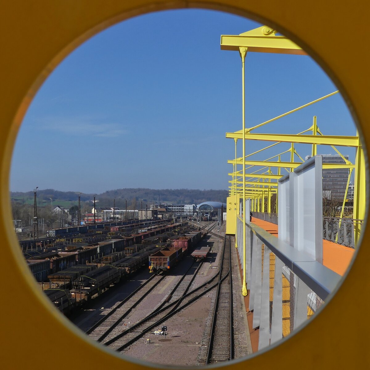 Blick vom V�lodukt aus auf die Abstellung von Arcelor Mittal in Esch Belval (fr�her Arbed), im Hintergrund ist der Bahnhof von Belval Universit� zusehen. 08.03.2024