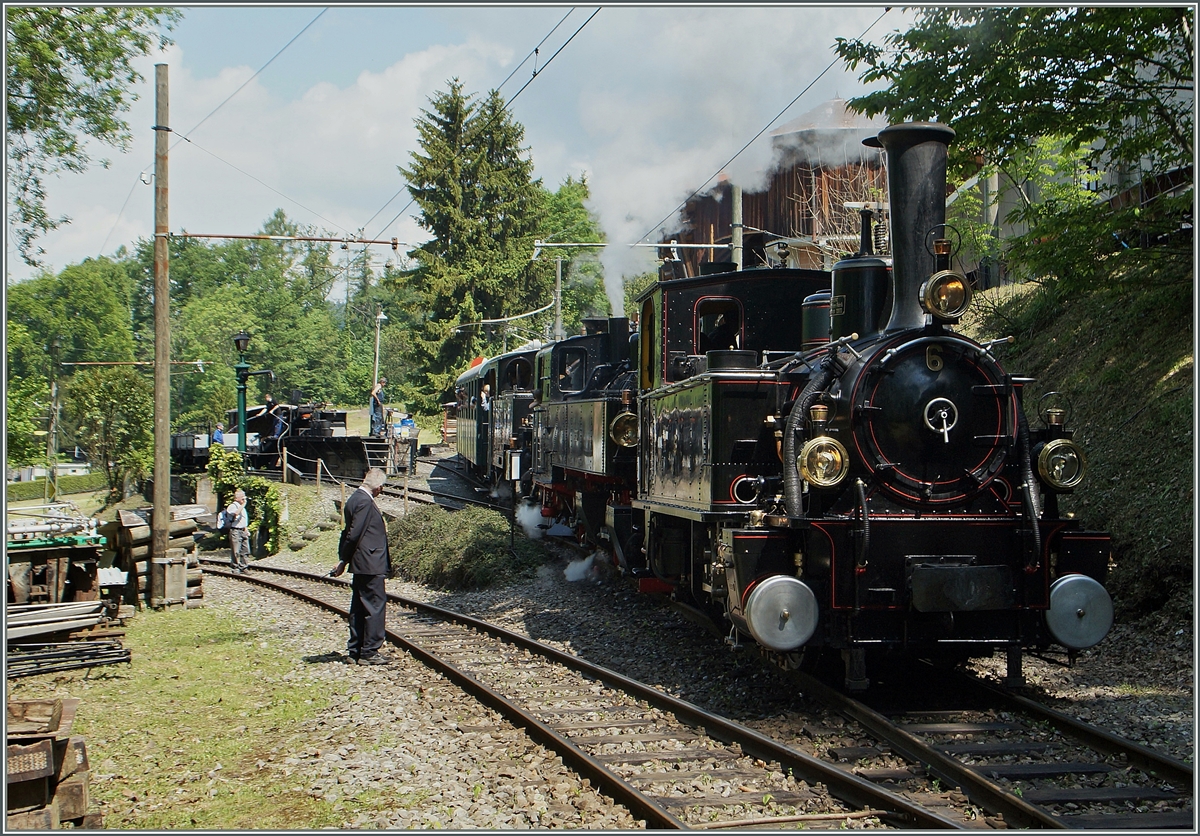 BLONAY-CHAMBY PINGSTFESTIVAL 2015: Ein der vielen Züge wurde gleich mit drei Dampfloks gezogen. Hier schieben die drei Loks die sechs Wagen in die Musemusstation Chaulin. Die sechs Wagen waren sehr gut besetzt und in Chaulin wurde es dann richtig voll.
25. Mai 2015