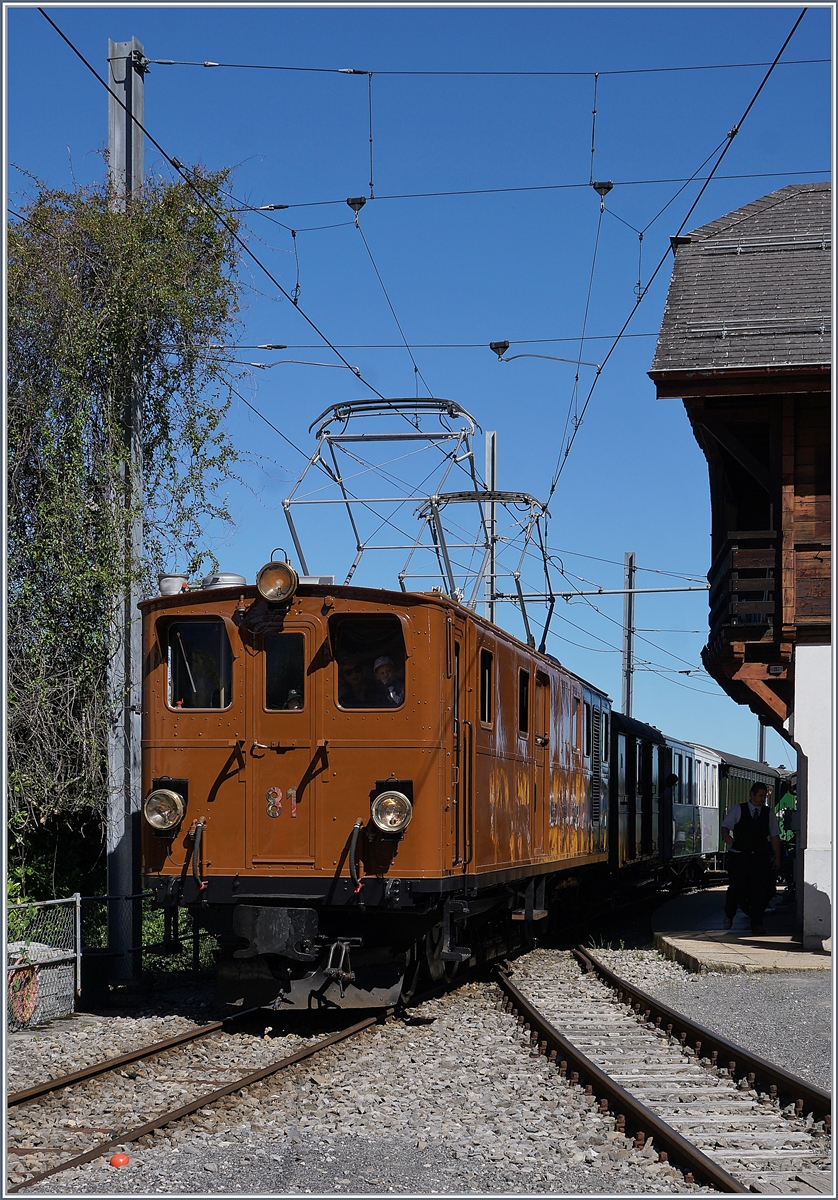 Blonay Chamby  Schweizer Dampf Festival 2019 , dies heisst aber auch: es gibt allerlei elektrische Triebfahrzeuge zu bewundern, wie z. B. die seit letztem Herbst wieder fahrtüchtige Bernina Bahn Ge 4/4 81, hier in Chamby. 

8. Juni 2019