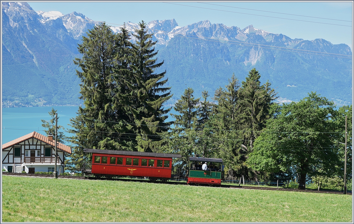 Blonay-Chamby Schweizer Dampffestival 2019: Die G 2/2 FP N° 4 fährt mit ihrem NStCM Wagen vor dem Hintergrund der Walliser und Savoyer Alpen bei Chaulin in Richtung Blonay.

8. Juni 2019